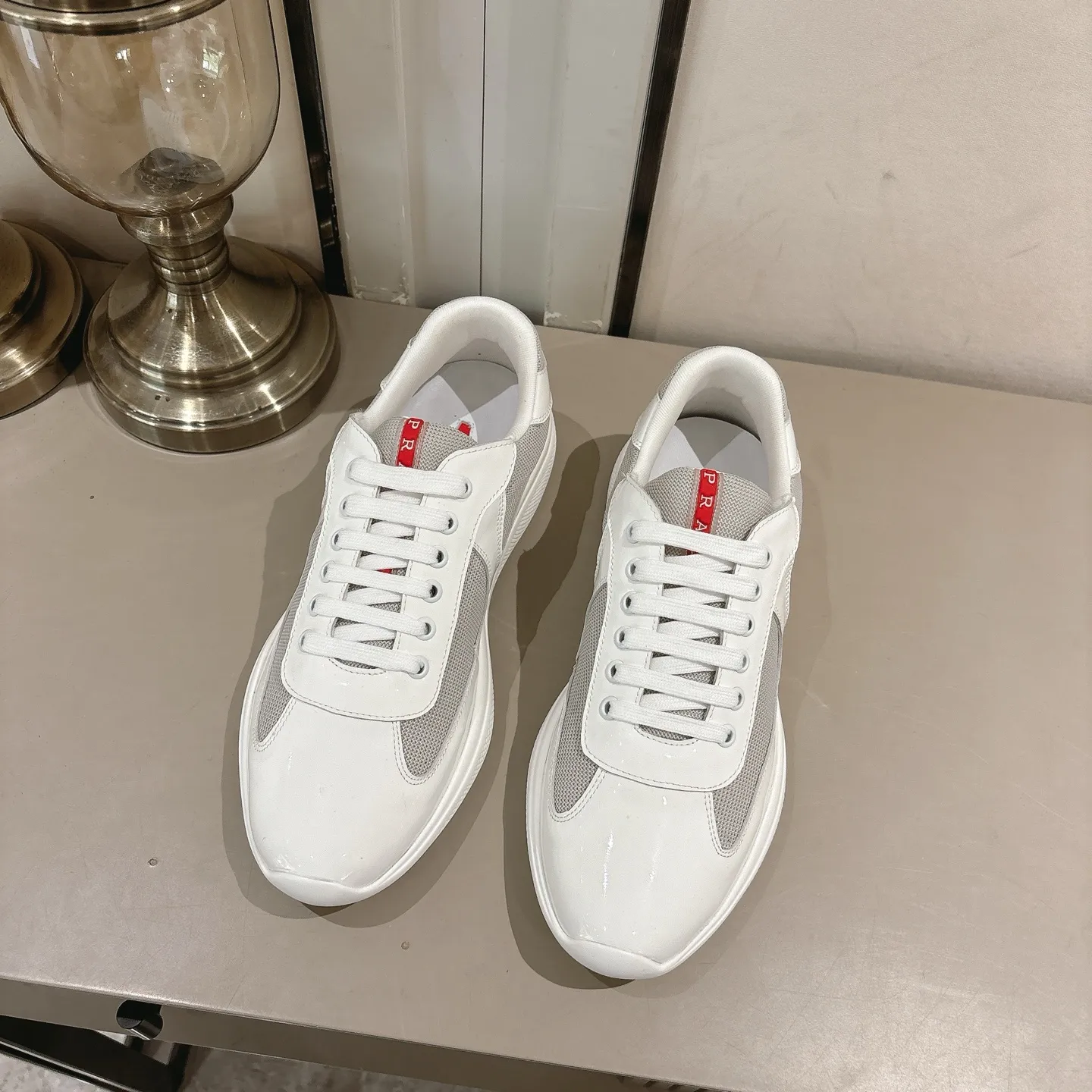 👟👟Ex-factory price 520👟👟 (Top version) Prada casual sports shoes, fashionable thick-soled casual loafers, unique taste, loved by everyone and easy to control, popular every year. There is also a versatile classic shoe last, which is enough to conquer you, wear it, increase the height and casualness, simple and handsome on the feet. The fabric is imported patent leather, the inner foot pad is soft and delicate, and the breathable mesh fabric is comfortable, ip Foam mold anti-slip lightweight outsole
